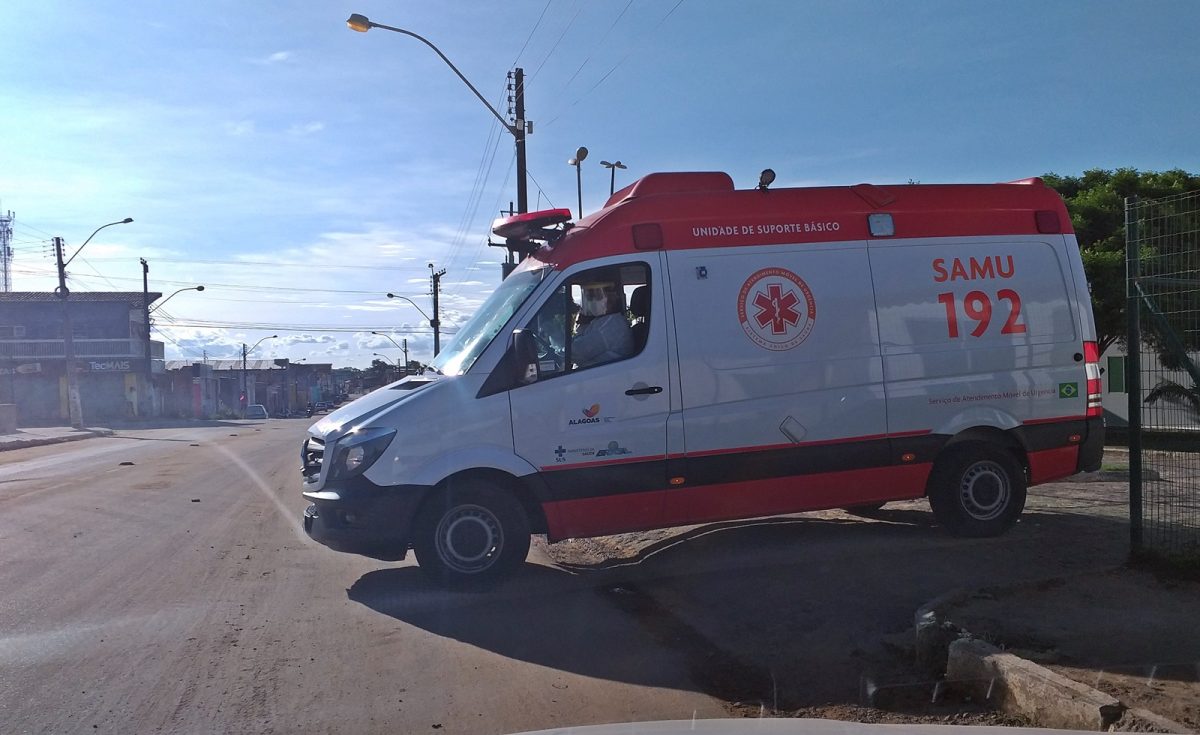 Mulher é socorrida em estado grave após queda de moto em São Miguel dos Campos