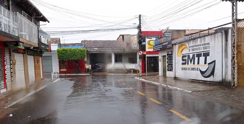 Inmet emite alertas de chuvas intensas para Alagoas; veja municípios com risco elevado