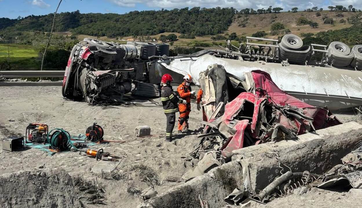 Motorista morre após carreta com carga de cimento tombar na BR-101 em Alagoas