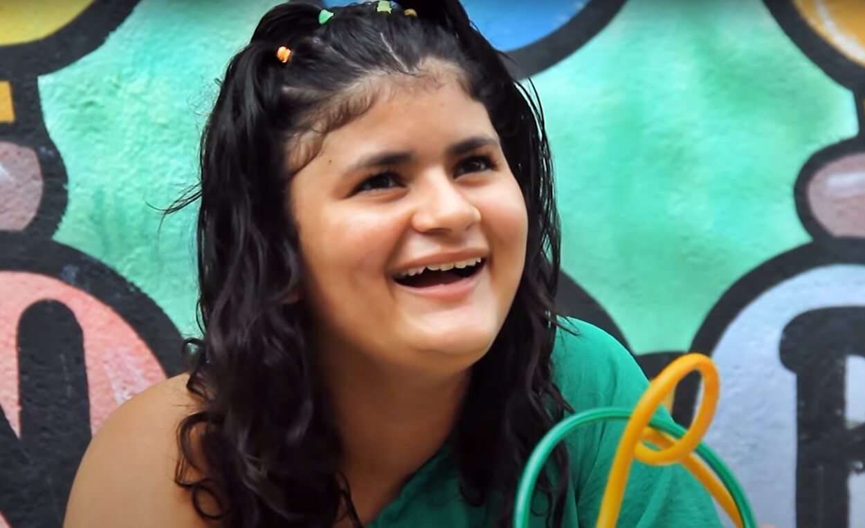 Jaqueline, 14 anos, aguarda ser adotada na Casa Lar de São Miguel dos Campos