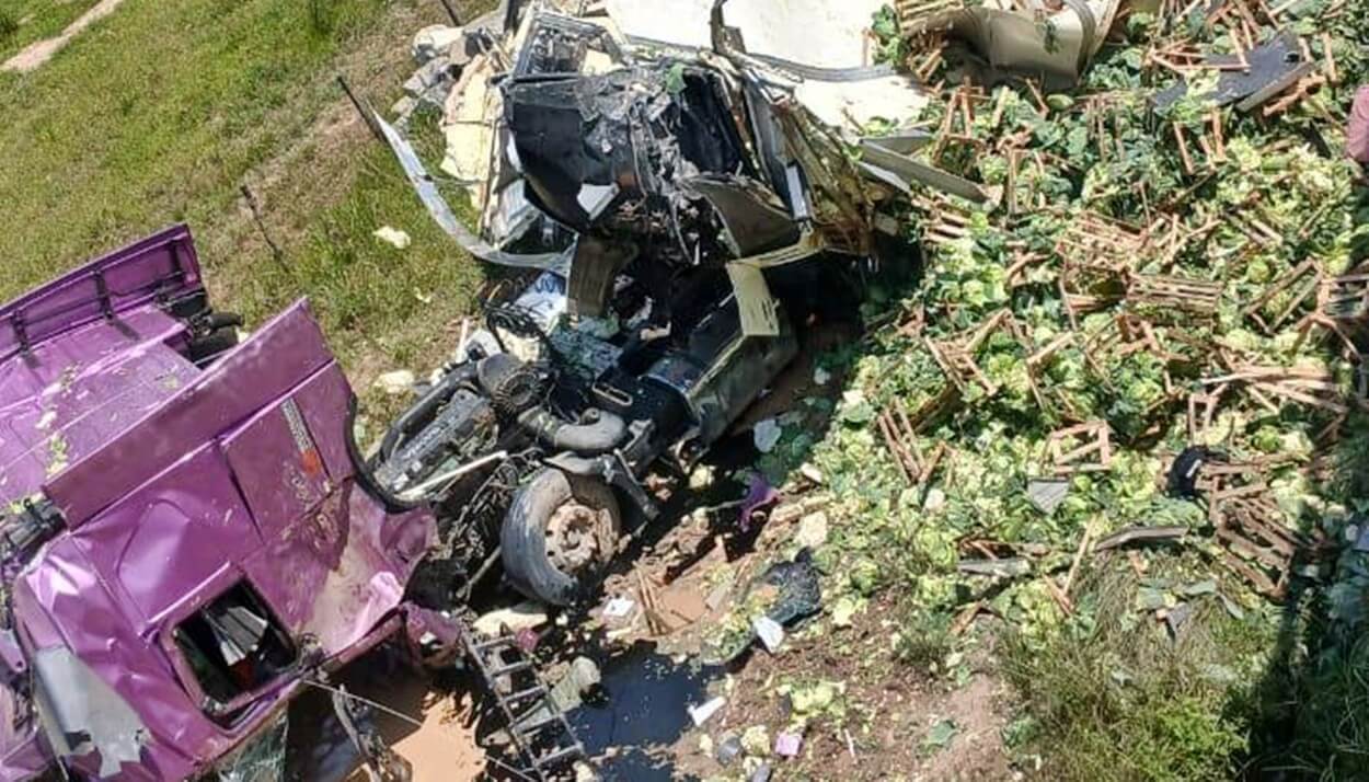Carreta carregada de repolho capota na BR-101 e deixa motorista em estado grave