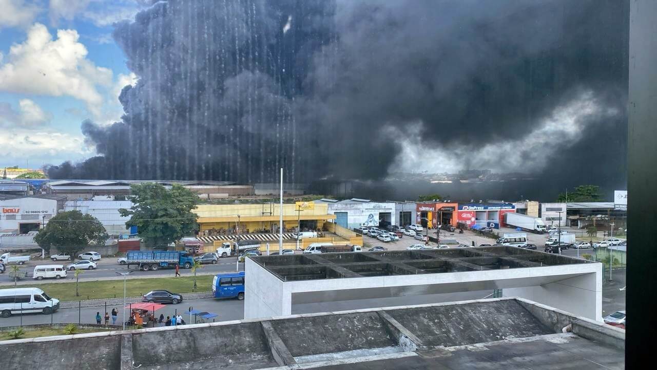 Incêndio de grandes proporções atinge indústria de plástico no Distrito Industrial de Maceió