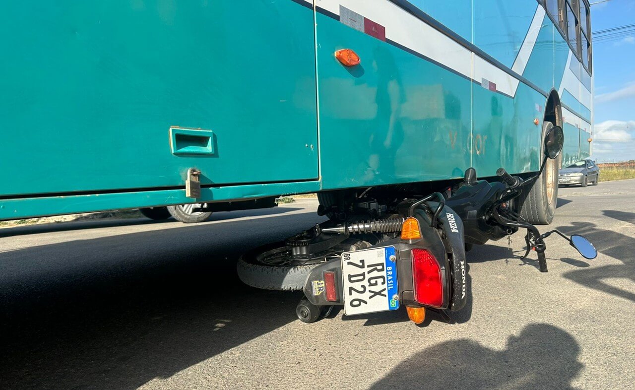 Adolescente fica ferido após colisão entre moto e ônibus em São Miguel dos Campos