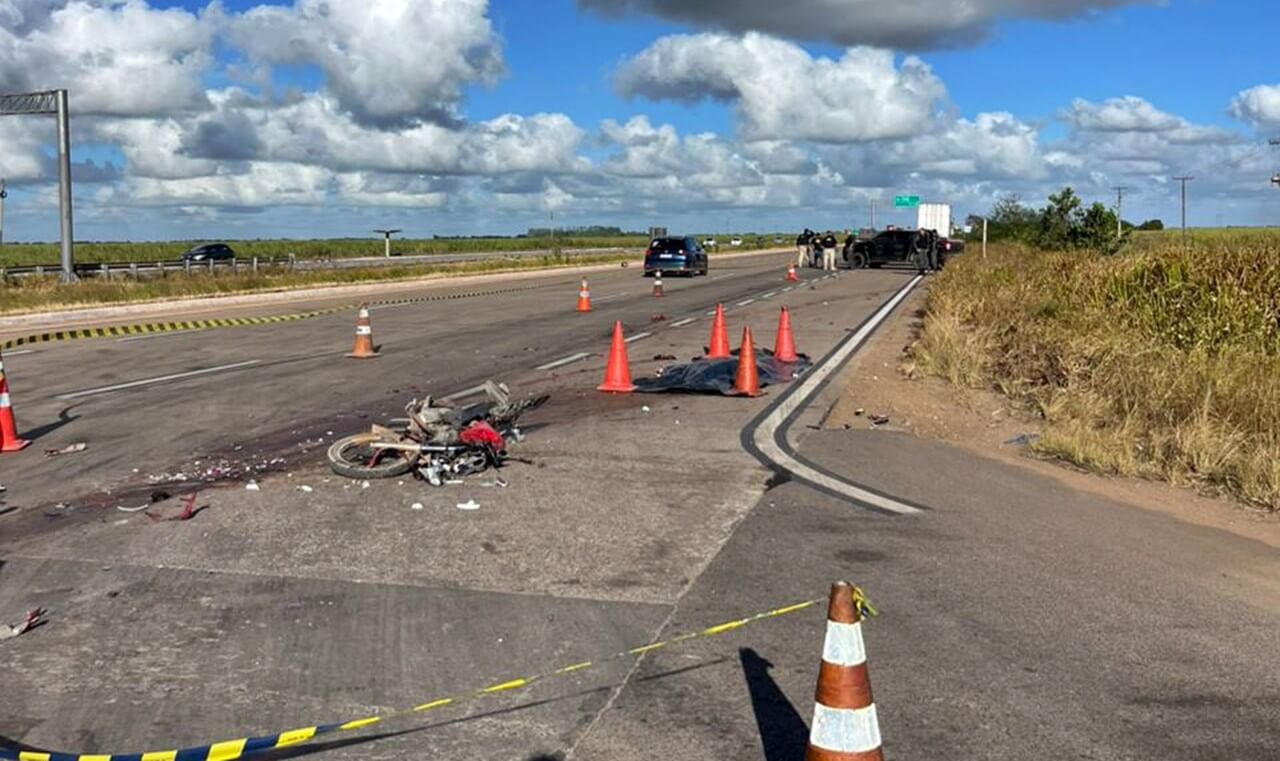 Mototaxista de Teotônio Vilela morre em colisão violenta com carreta na BR-101, em Campo Alegre