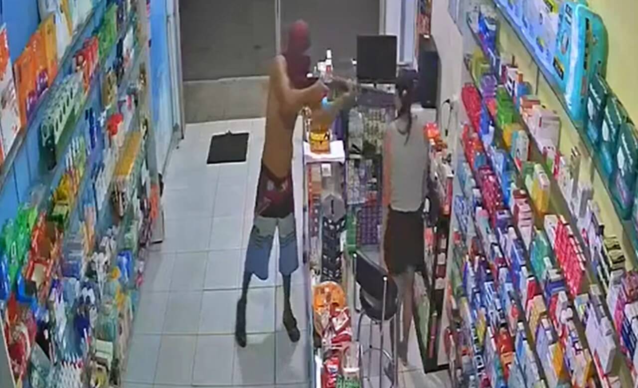 Assista: Câmeras flagram assalto a farmácia no Centro de Boca da Mata