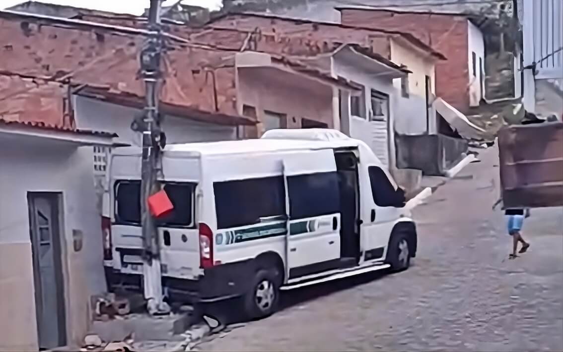 Assista: Van de transporte complementar perde controle e atinge poste em São Miguel dos Campos