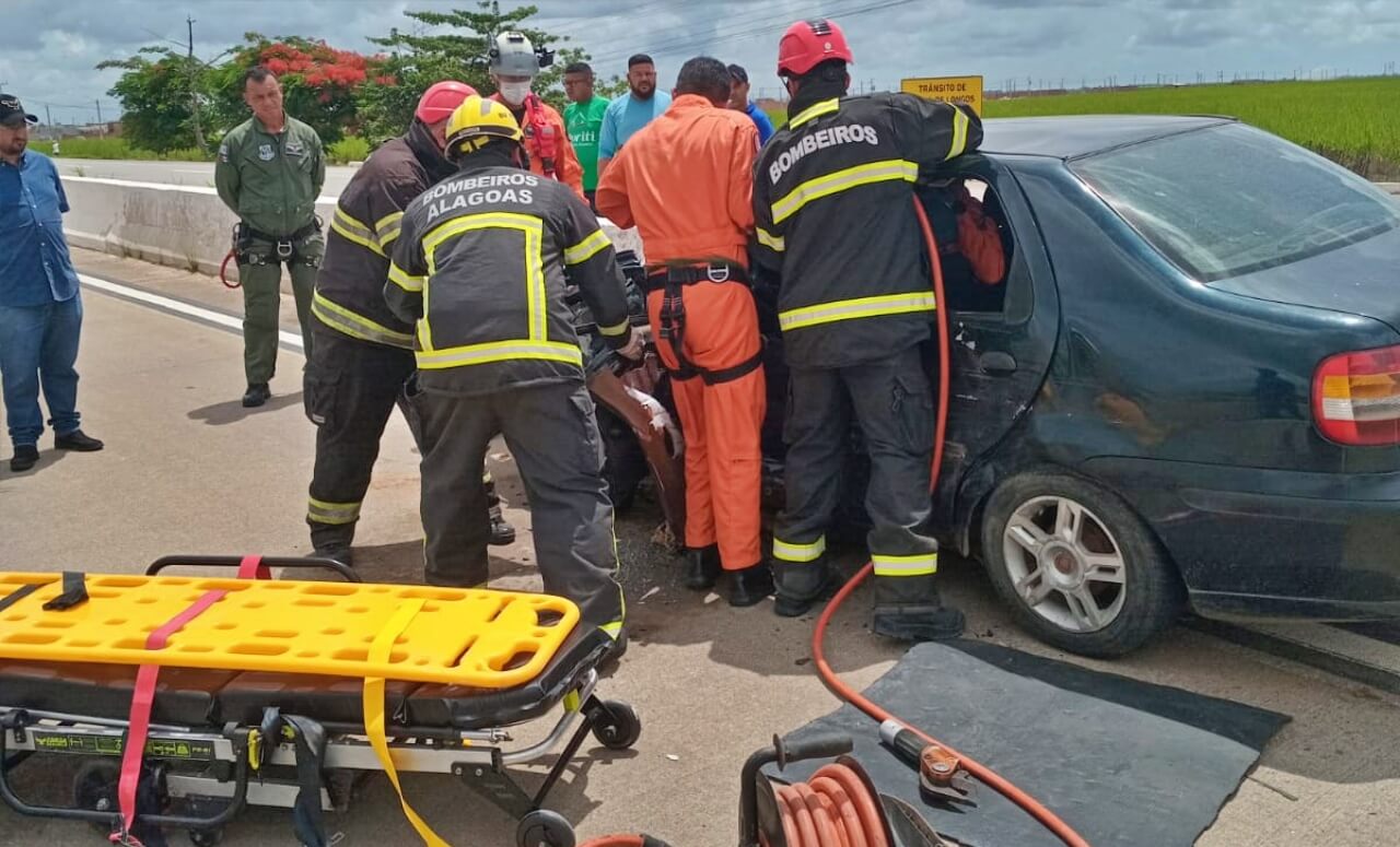 Assista: Acidente deixa vitima presa às ferragens na BR-101 em São Miguel dos Campos