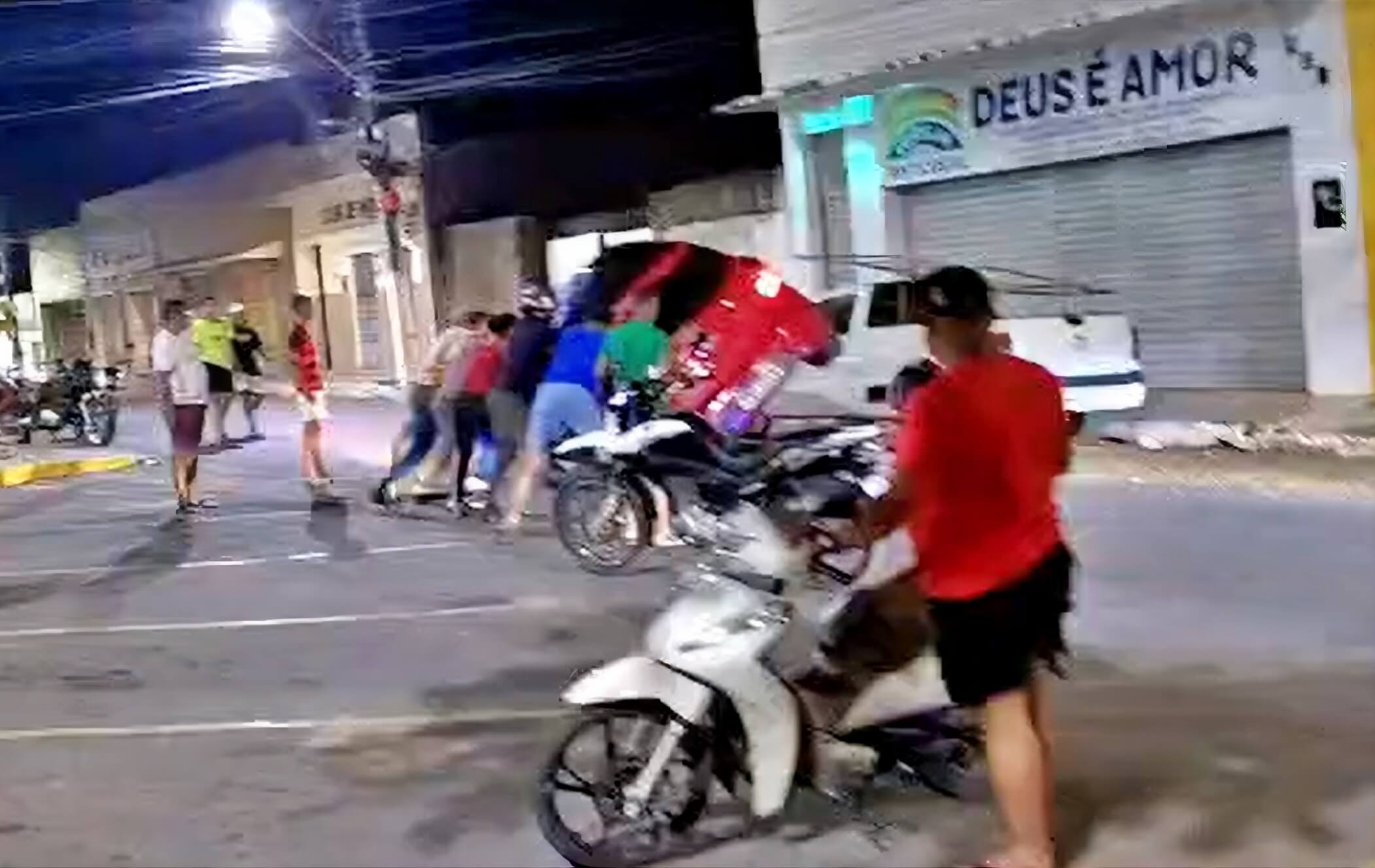 Assista: Carro capota após colisão no Centro de São Miguel dos Campos