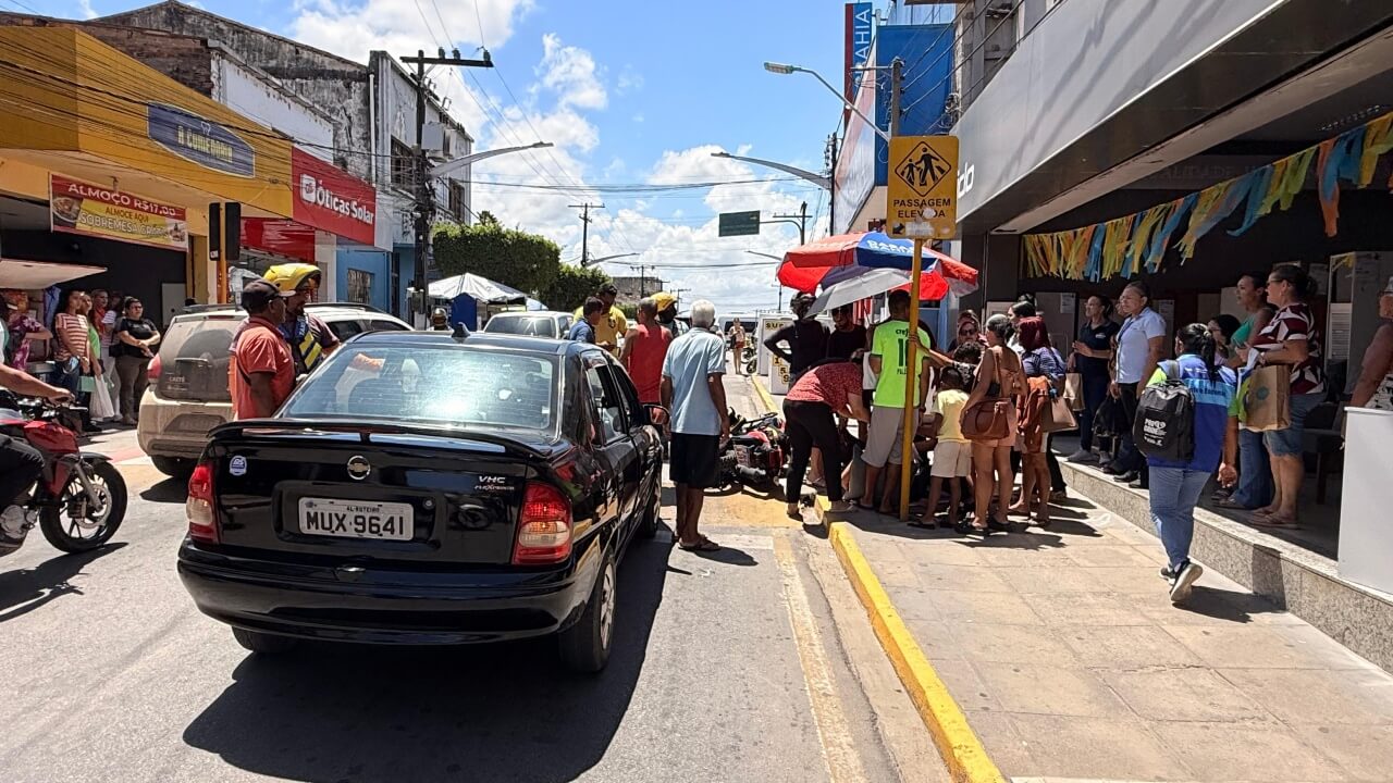 Colisão traseira entre carro e moto deixa mulher ferida no Centro de São Miguel dos Campos
