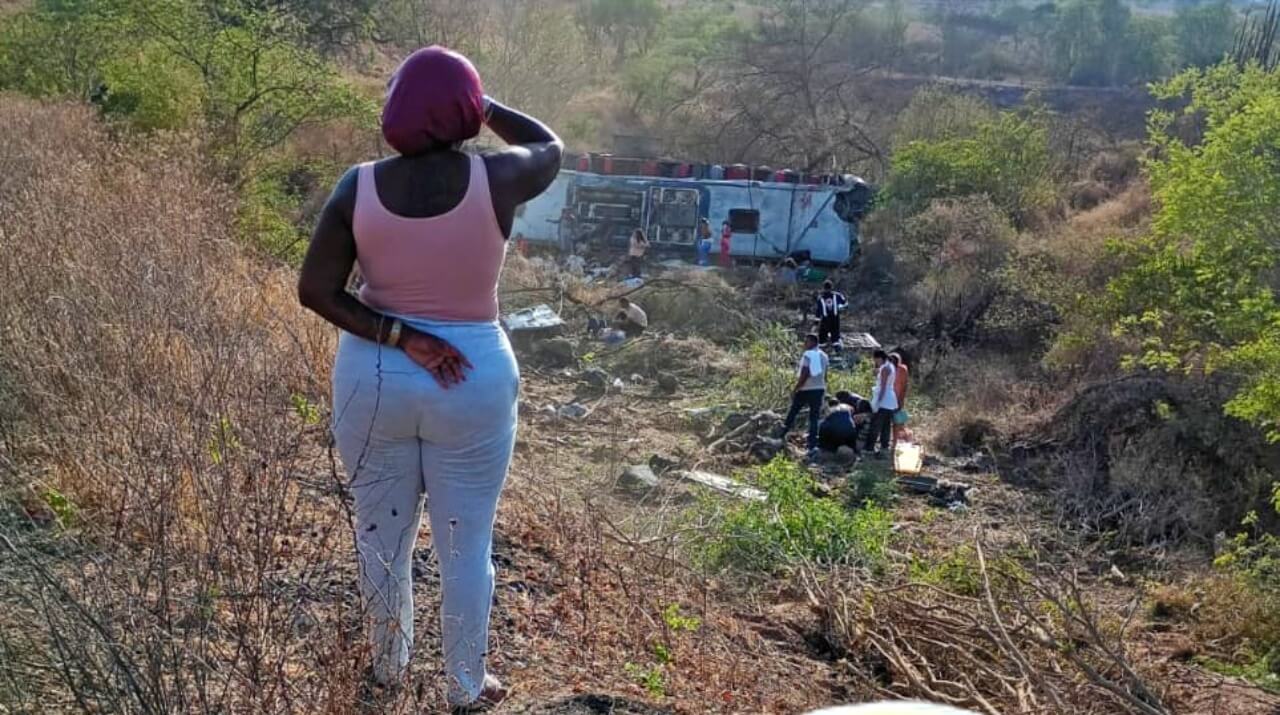 Assista: Tragédia em Alagoas: ônibus com romeiros capota e deixa 15 mortos no sertão do estado